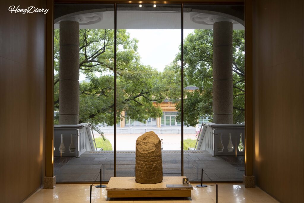 Interior de la Sala de Historia de Silla en el Museo Nacional de Gyeongju con vitrinas e iluminación ambiental