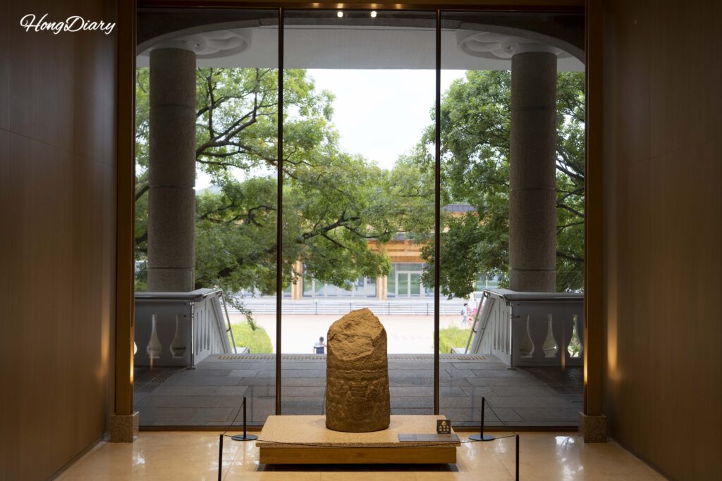 国立慶州博物館 新羅歴史館の内部通路と展示ケース