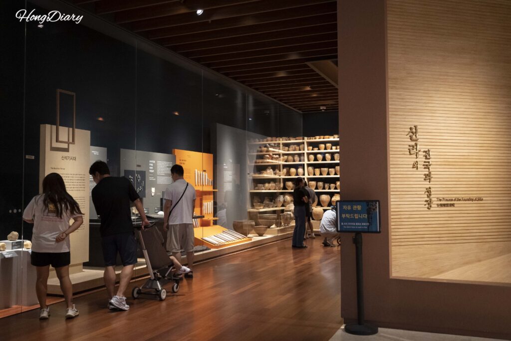 Sala 1 de la Sala de Historia de Silla mostrando artefactos de los orígenes de Silla en el Museo Nacional de Gyeongju