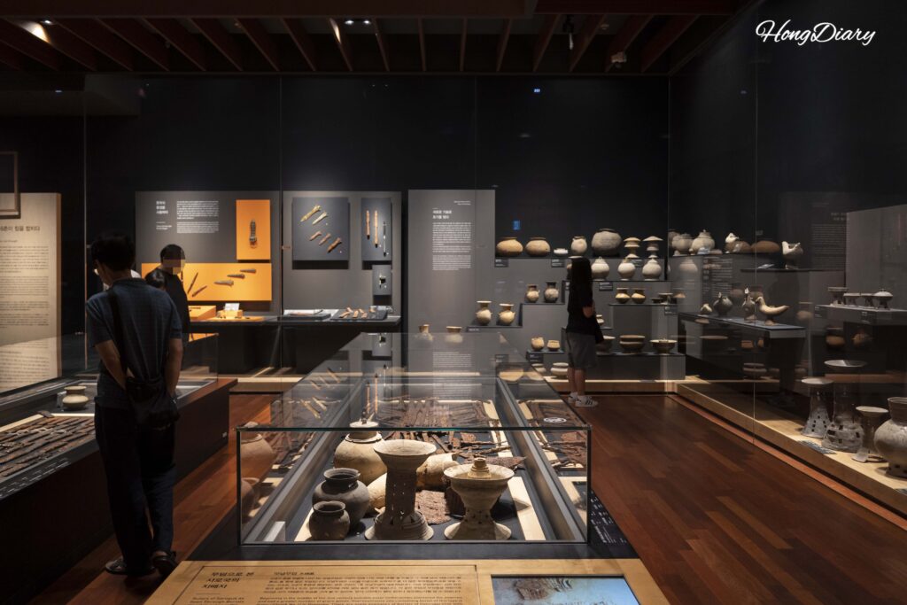 Artefactos antiguos del periodo formativo de Silla exhibidos en la Sala 1 del Museo Nacional de Gyeongju