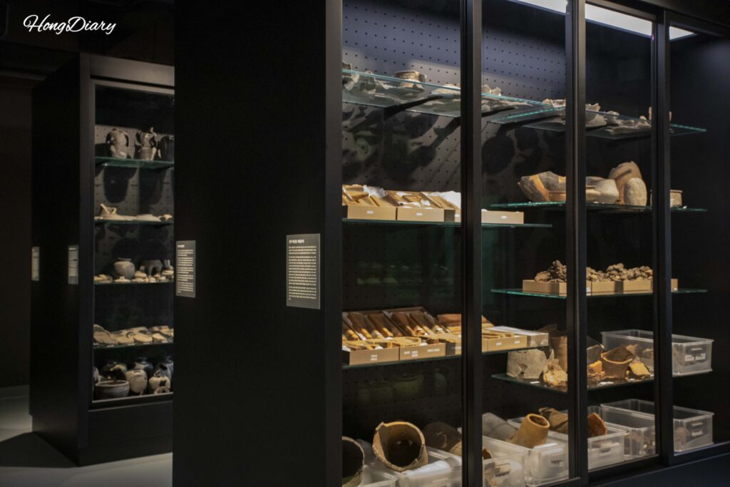 Artefactos almacenados en vitrinas dentro del Archivo del Milenio de Silla en el Museo Nacional de Gyeongju