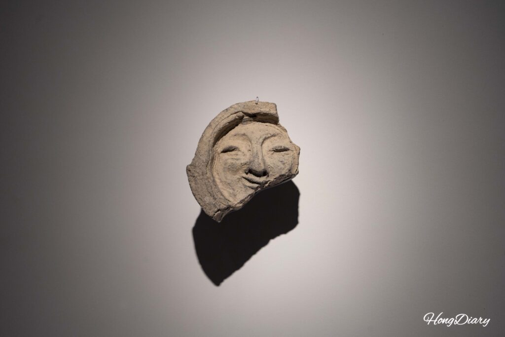 Teja decorativa con rostro humano conocida como la Sonrisa de Silla, Tesoro de Corea del Sur, en el Museo Nacional de Gyeongju
