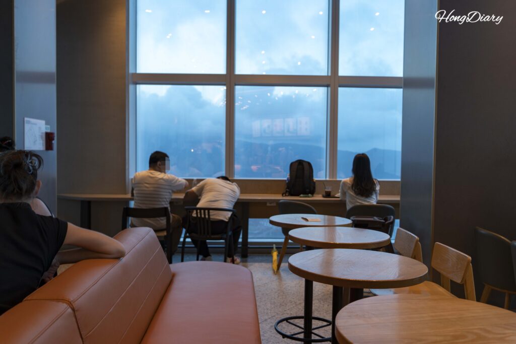 釜山エックスザスカイのスターバックス店内から大きな窓越しに景色を眺める