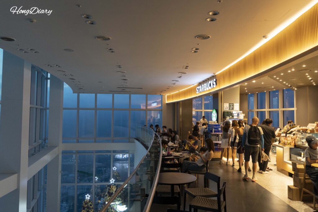 Entrada al Starbucks más alto del mundo en el piso 99 de Busan X the Sky, accesible por escalera desde el piso 98