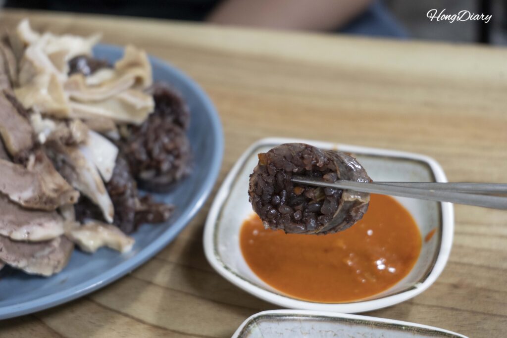 Primer plano del sundae picante con extra de vísceras de Oedong Chapssal Sundae en el Mercado Seongdong, Gyeongju (₩7.000)