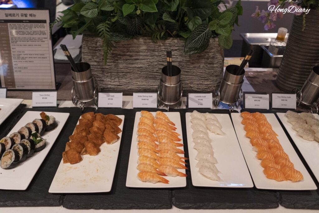 Mostrador de sushi con salmón, camarón y calamar en Ristorante, Hotel Nongshim Busan