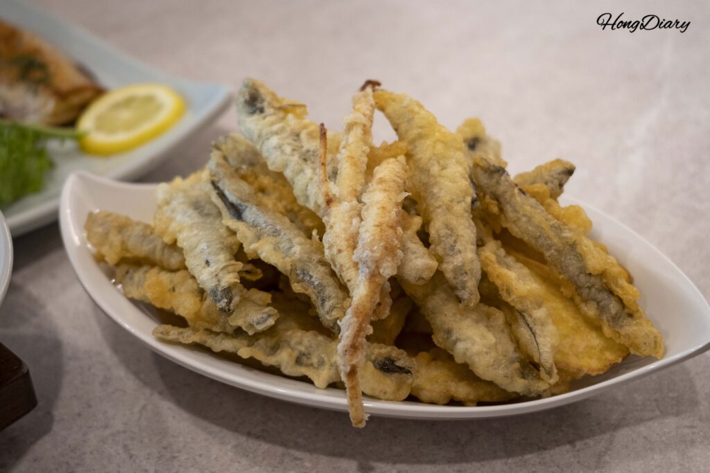Plato de tempura surtida de ginseng y locha en Irojeong, Gumi
