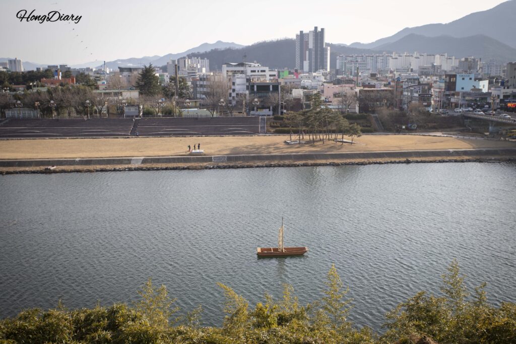 Embarcación tradicional coreana navegando por el río Miryang vista desde el Pabellón Yeongnamnu