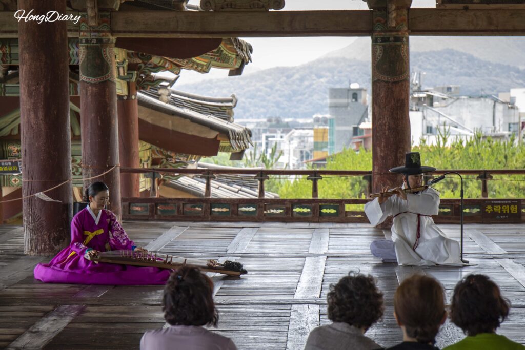 Presentación de música tradicional coreana en el patio del Pabellón Yeongnamnu en Miryang