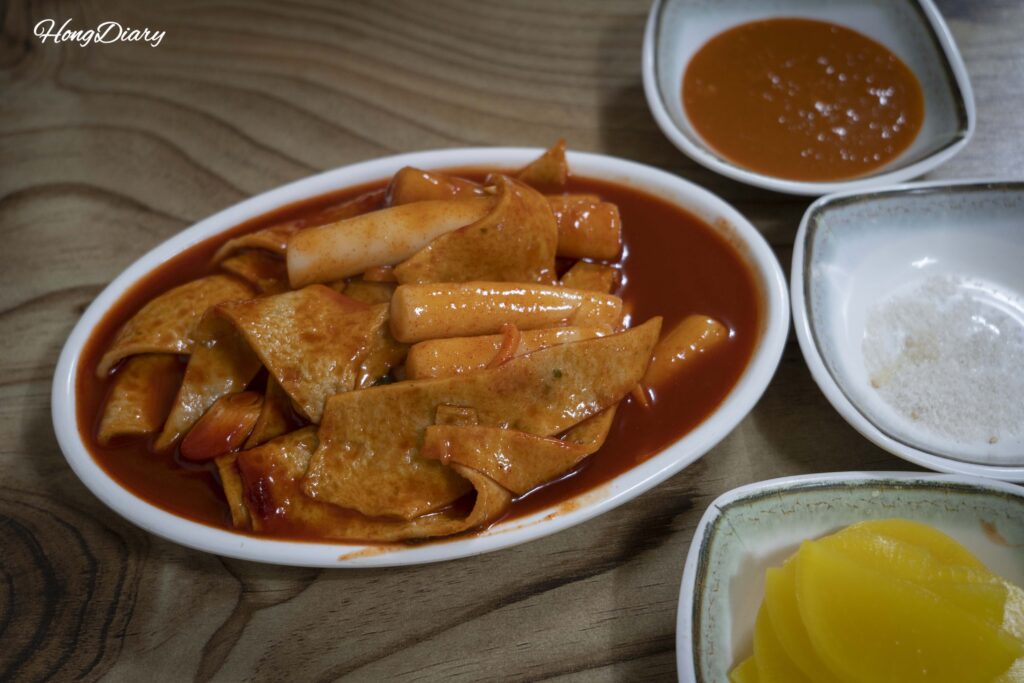 慶州城東市場で注文したトッポギ（甘辛い韓国の餅料理）