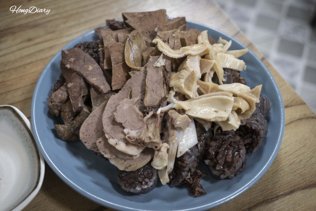 Vísceras de cerdo al vapor (hígado y pulmón) servidas junto al sundae en Oedong Chapssal Sundae, Mercado Seongdong en Gyeongju