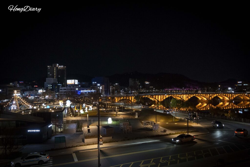 Vista nocturna de la ciudad de Jinju desde lo alto de la Fortaleza de Jinju