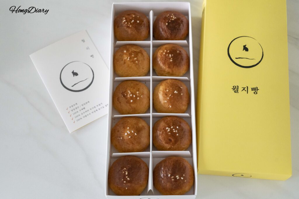 Caja de Wolji Bread abierta mostrando 10 panes de sal con forma de luna llena