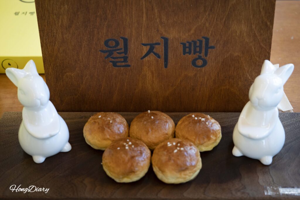 Mascota de Wolji Bread en la entrada de la panadería en Gyeongju