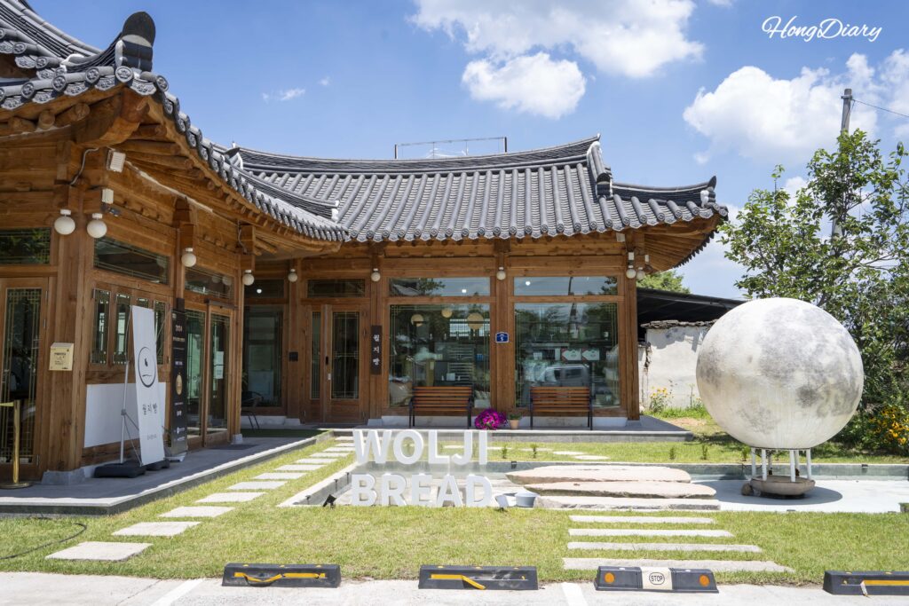 Fachada exterior de la panadería Wolji Bread estilo hanok en Gyeongju