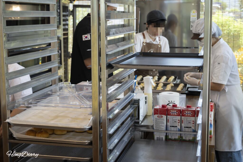Panaderos moldeando la masa de pan de sal a mano en Wolji Bread, Gyeongju