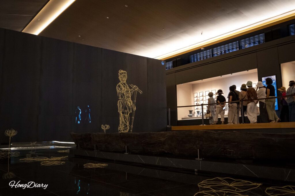 国立慶州博物館 月池館に展示された統一新羅時代の遺物と観覧客