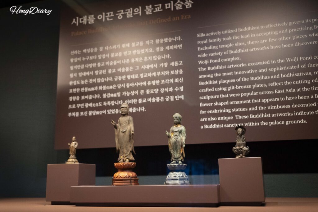 Pequeñas esculturas budistas y artefactos del Silla Unificado exhibidos en la Sala Wolji del Museo Nacional de Gyeongju