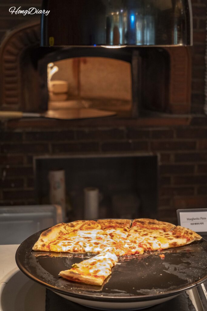Estación de pizza al horno de leña en Ristorante, Hotel Nongshim Busan