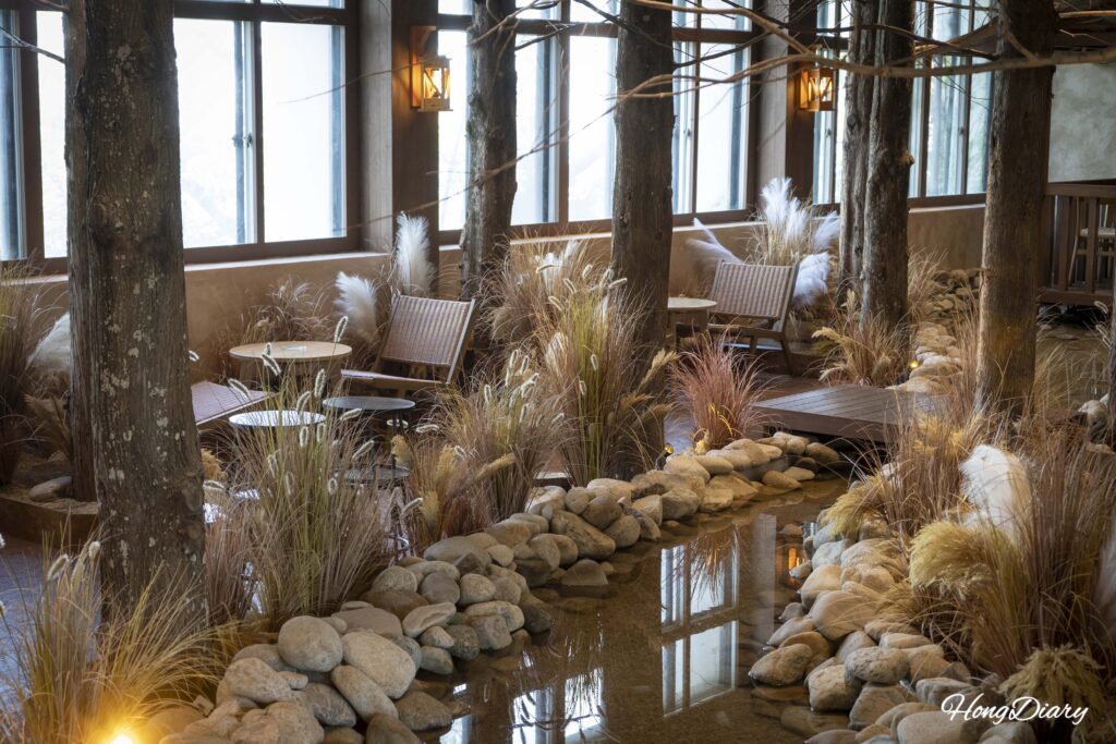 Autumn-themed room at Yeoldudal Cafe Miryang