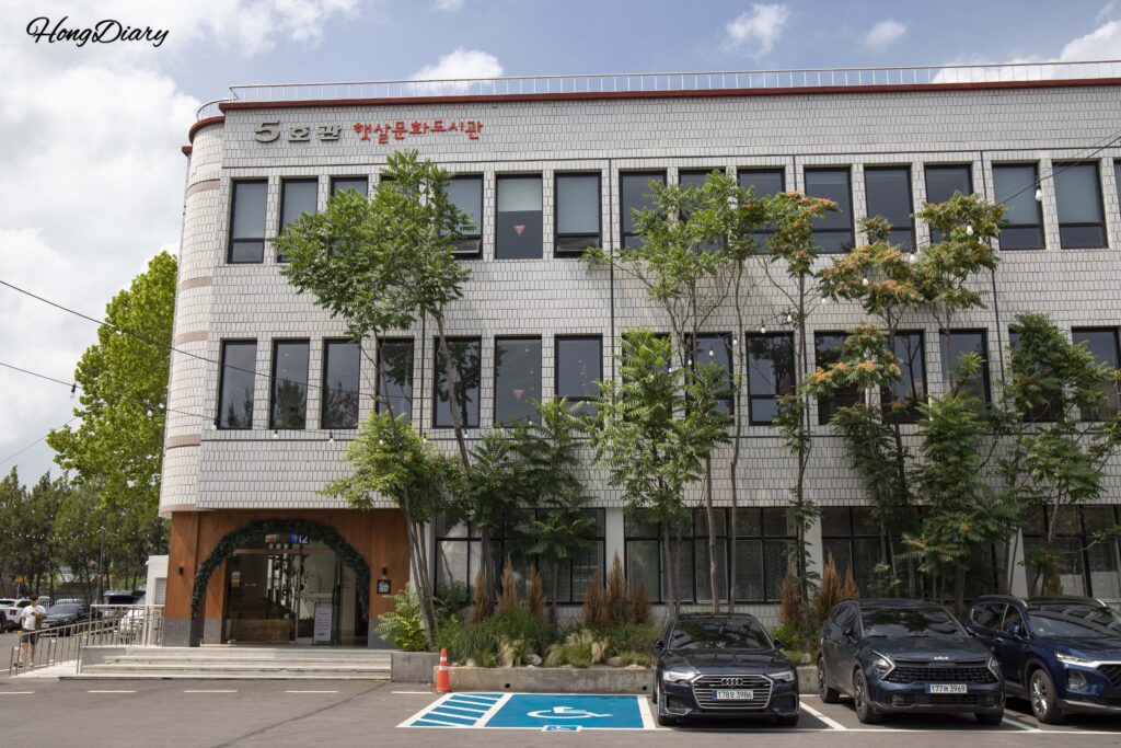 Entrada del café Yeoldudal en el Centro Cultural de Miryang, Gyeongsangnam-do