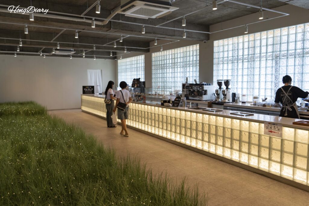 Sala de primavera y mostrador de pedidos en el café Yeoldudal Miryang