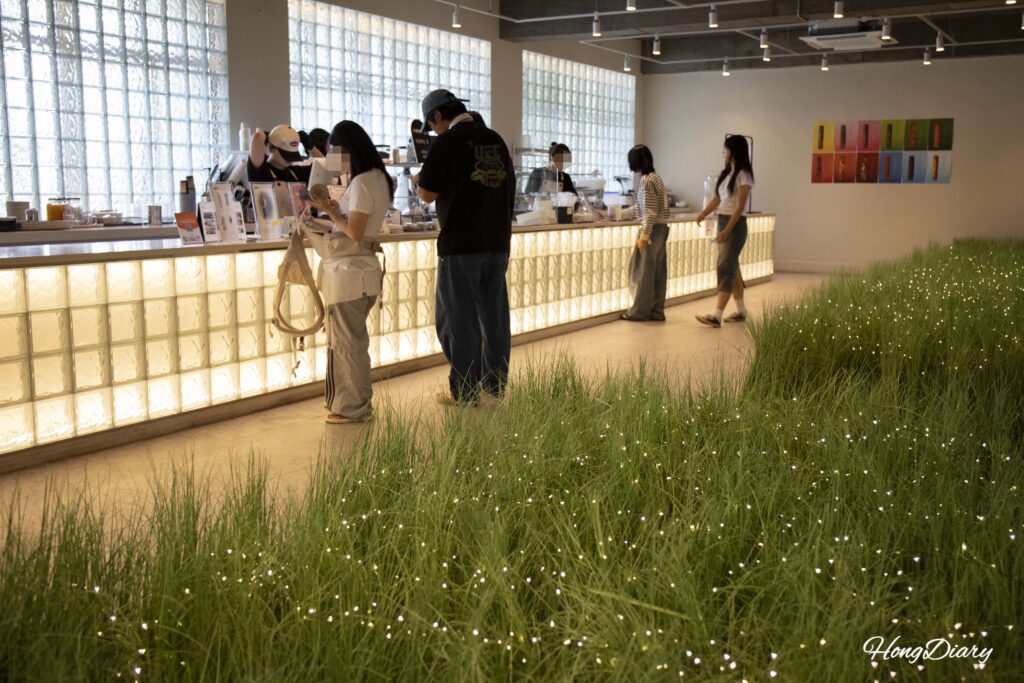 密陽カフェ ヨルドゥダルの春の空間と注文カウンター