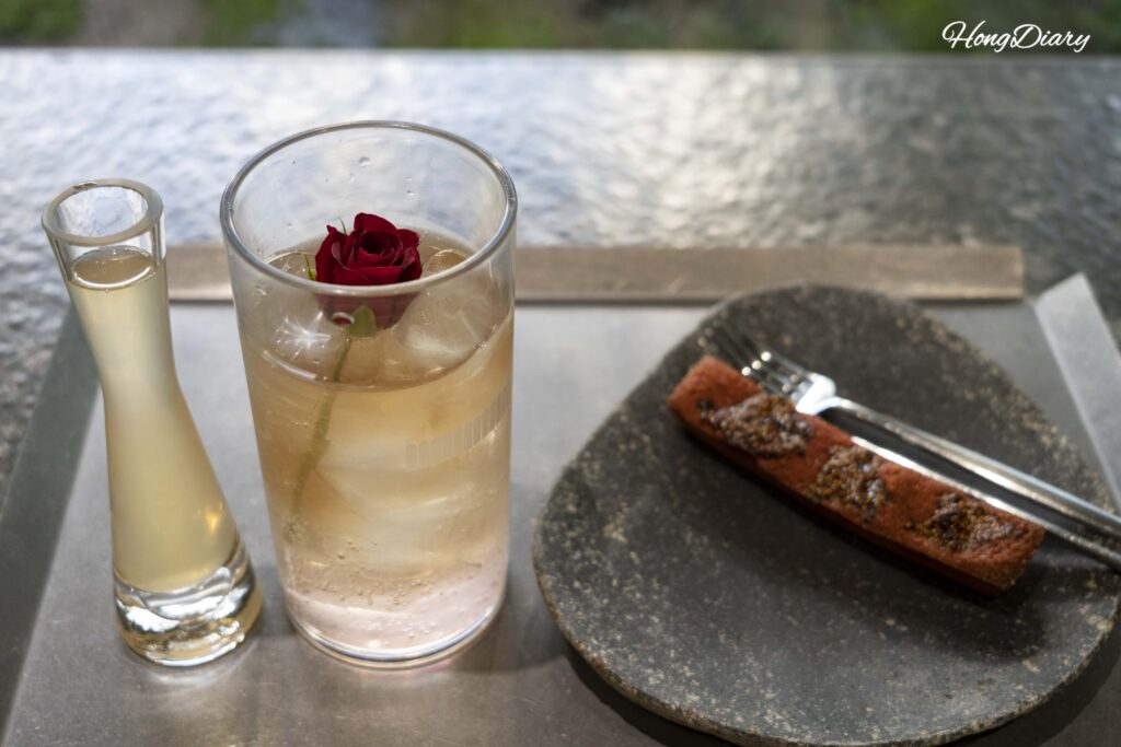 密陽カフェ ヨルドゥダルの夏の空間とフラワーエイド・フィナンシェ