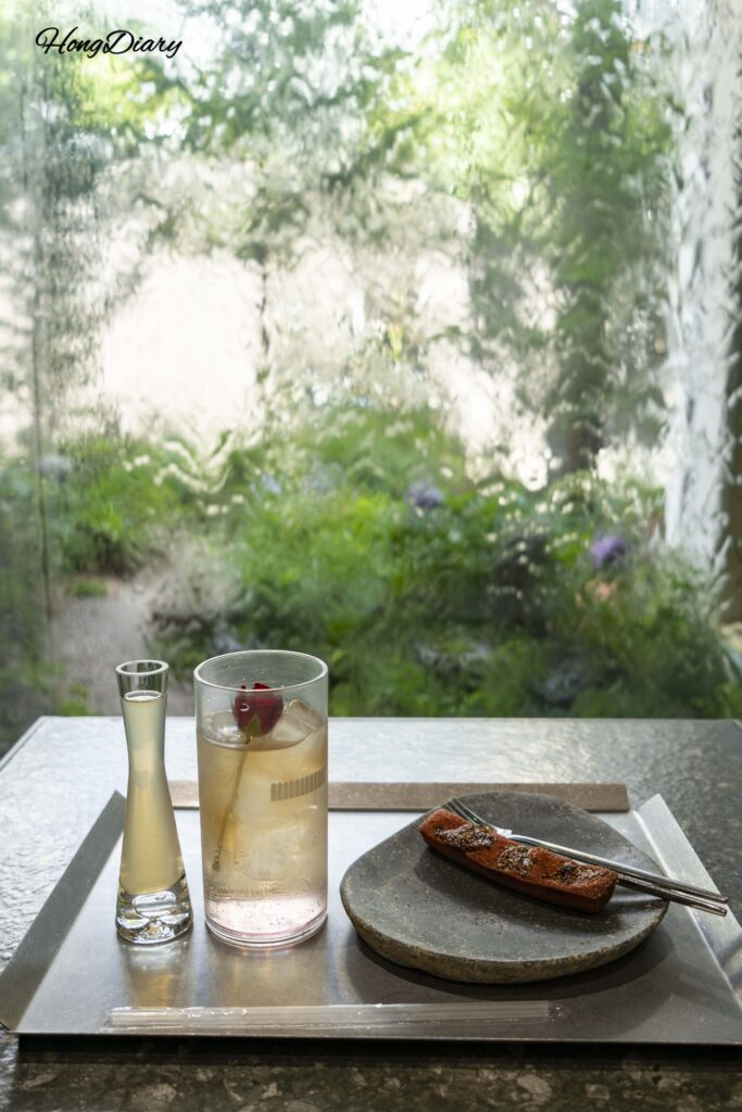Flower Ade y financier en la sala de verano del café Yeoldudal Miryang