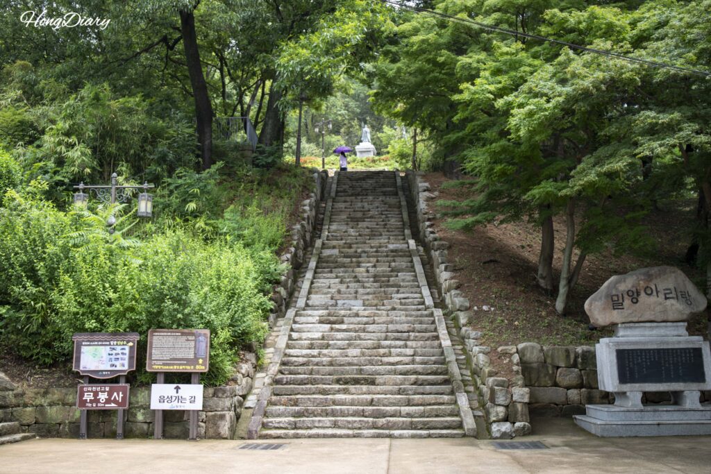 Escaleras de piedra hacia el Pabellón Yeongnamnu en Miryang, Gyeongsangnam-do