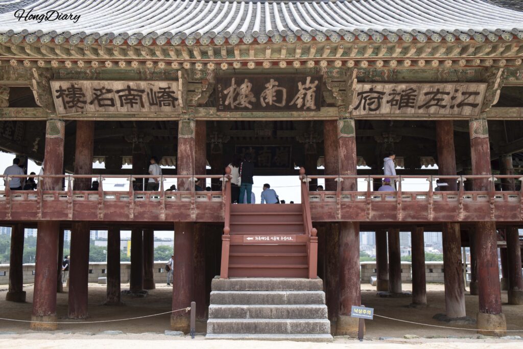 Vista frontal del Pabellón Yeongnamnu, Tesoro Nacional de Corea en Miryang