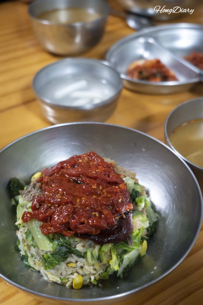 Yukhoe bibimbap al estilo de Jinju servido con seonji-guk (sopa de sangre de res) en el Restaurante Jeil del Mercado Central de Jinju