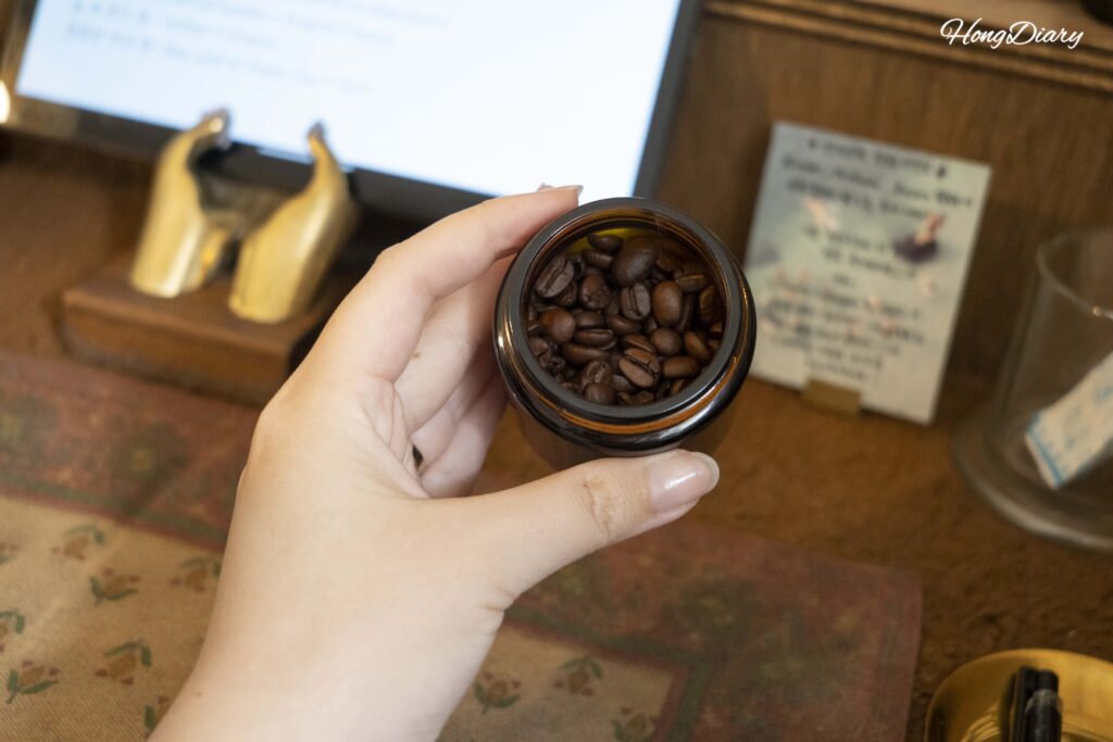 ADoRの調合スペースに置かれた嗅覚リフレッシュ用のコーヒー豆