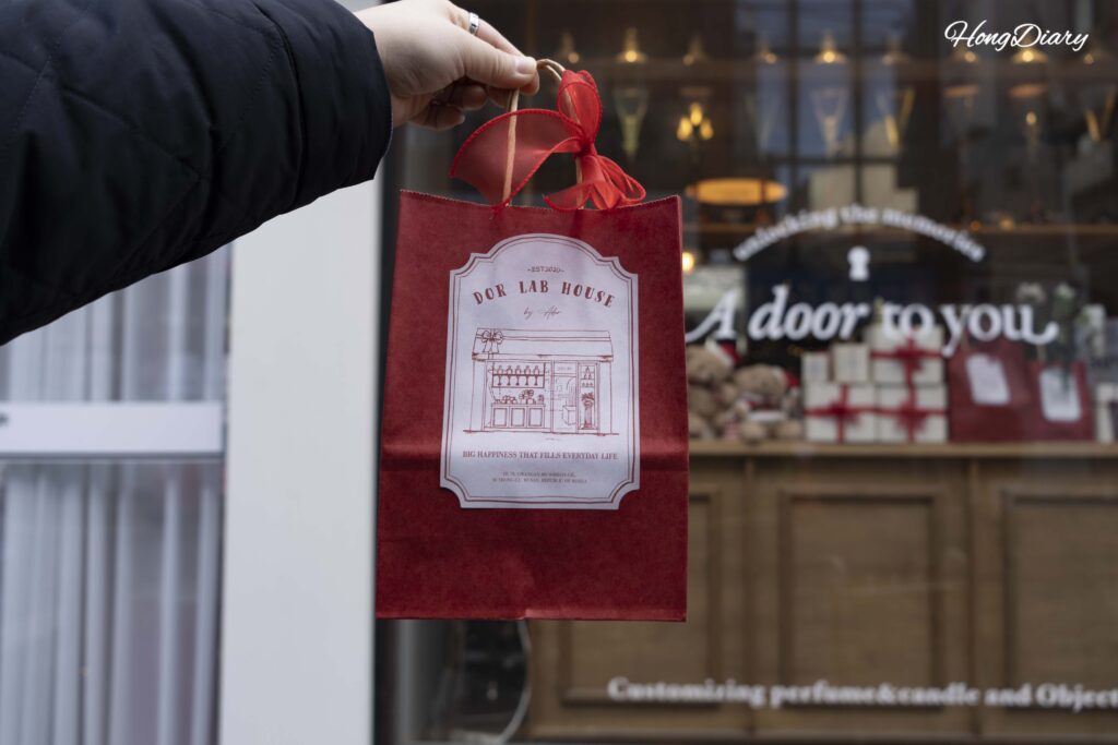 Perfume personalizado empacado en bolsa de regalo del taller ADoR en Gwangalli