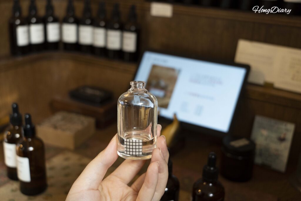 Proceso de elaboración de perfume personalizado en el taller ADoR de Gwangalli, Busan