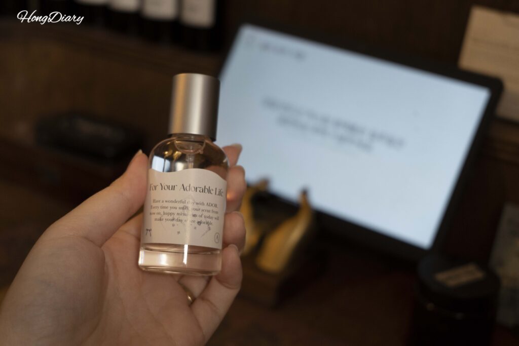 Perfume personalizado terminado con etiqueta manuscrita en el taller ADoR