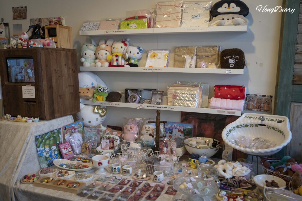 広安里香水工房ADoRのヴィンテージ調の店内の様子