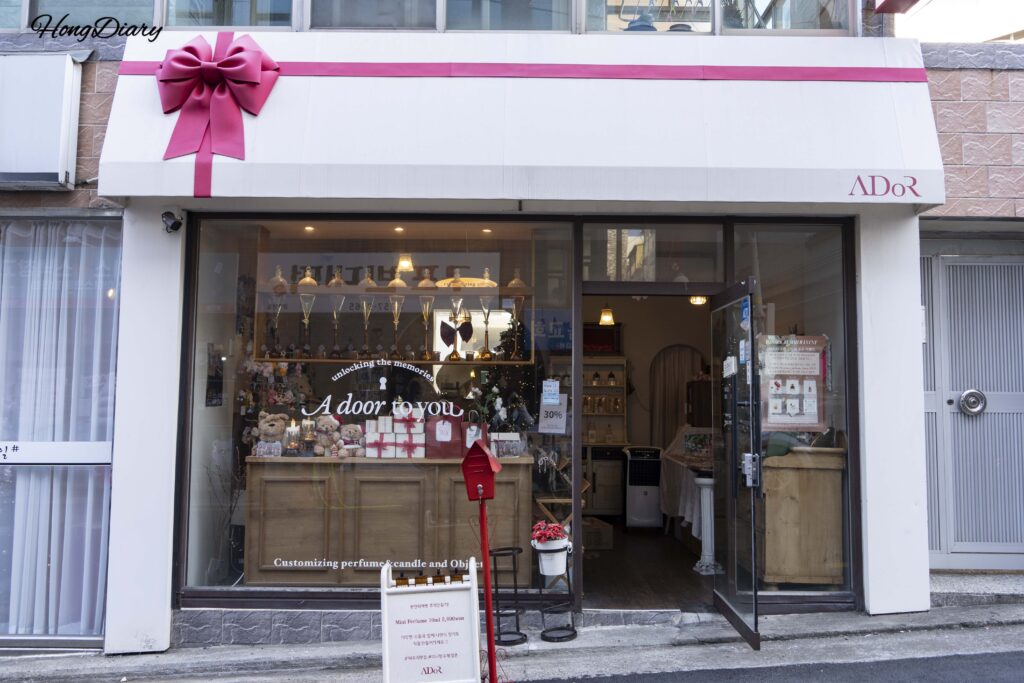 Fachada del taller de perfumes ADoR en un callejón de Gwangalli, distrito de Suyeong-gu, Busan
