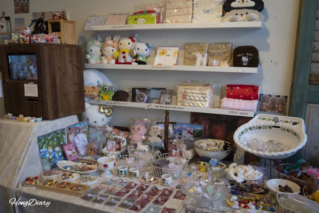 Artículos de regalo en exhibición dentro de la tienda de ADoR en Gwangalli: velas, difusores y accesorios pequeños