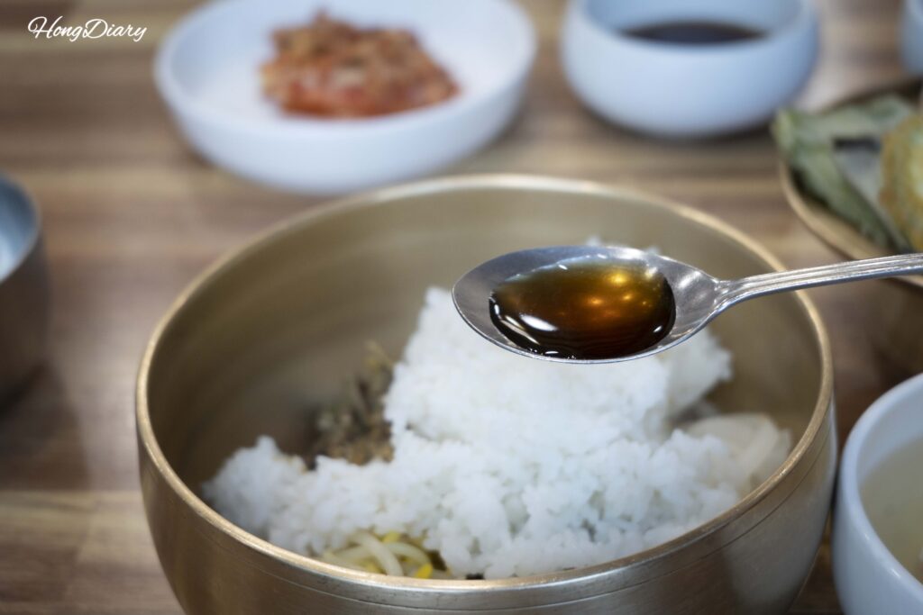 Aged soy sauce (ganjang) used for mixing heotjesabap bibimbap at Mat 50-nyeon restaurant in Andong