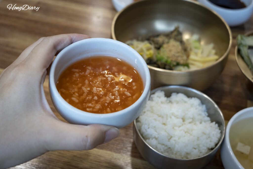 Sikhye de Andong — bebida tradicional de arroz de color marrón rojizo con jengibre y chile, distinta al sikhye blanco del resto de Corea