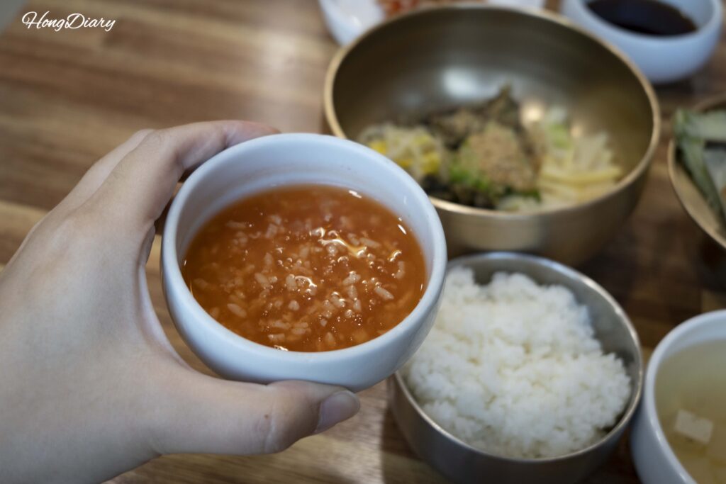 安東シッケ — 生姜と唐辛子粉入りの赤茶色の伝統飲料、一般的なシッケとはまったく異なる風味