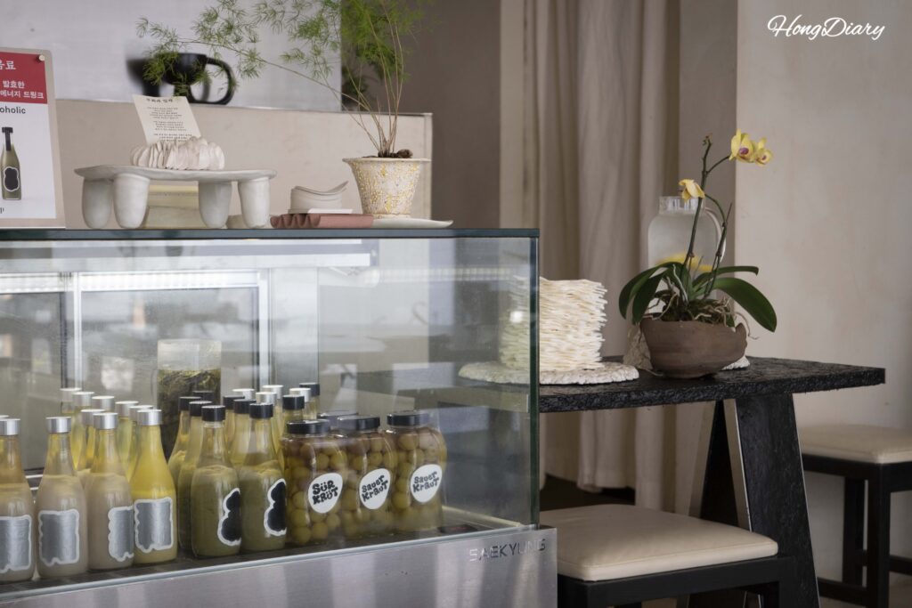 Vitrina en ARP con botellas de infusión de hoja de higo y bebida fermentada de arroz