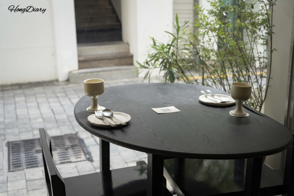 Interior del restaurante vegano ARP en Yeongdo, Busan, con pocas mesas y ambiente cálido