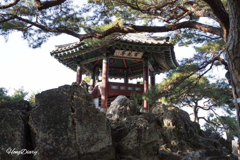 落花岩の崖の上に建つ百花亭の木造東屋