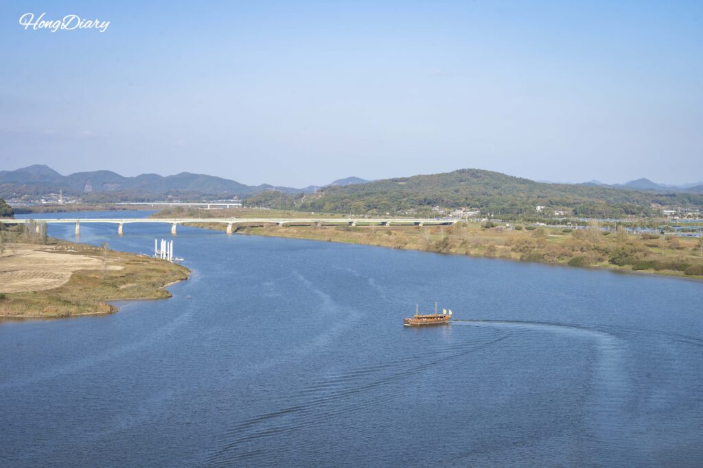 白馬江を進む百済時代の黄布帆船を再現した遊覧船と川の全景