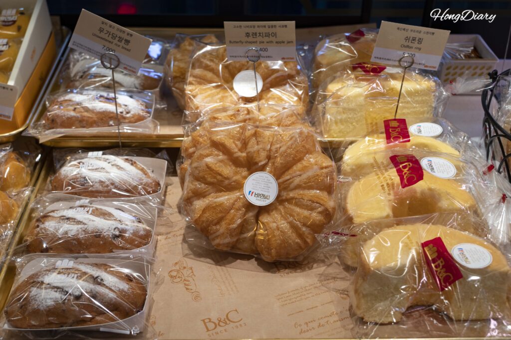 B&C製菓釜山駅店に並ぶ米粉パンやフレンチパイなどの各種パン