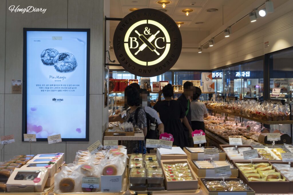 B&C製菓釜山駅店でパンを選ぶお客さんたちの様子