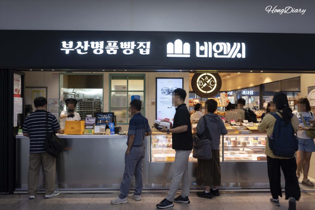 Fachada de la Panadería B&C en el segundo piso de la Estación KTX de Busan, Dong-gu