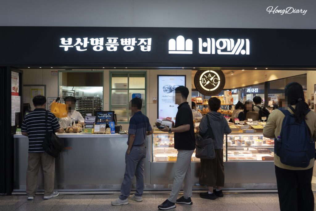 釜山駅KTX2階にあるB&C製菓釜山駅店の外観ト